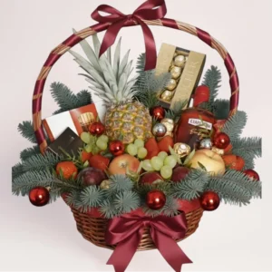 Новогодняя подарочная корзина с фруктами, сладостями и хвоей нобилис