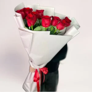 11 красных метровых роз