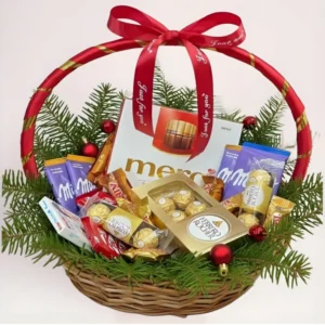 Новогодняя подарочная корзина со сладостями и хвоей нобилис