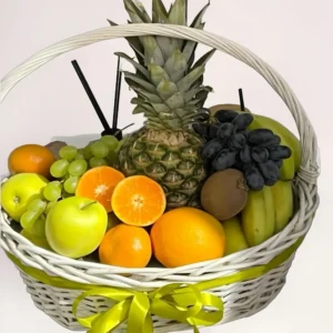 Фруктовая подарочная корзина с ананасом и свежими фруктами с доставкой в Алматы