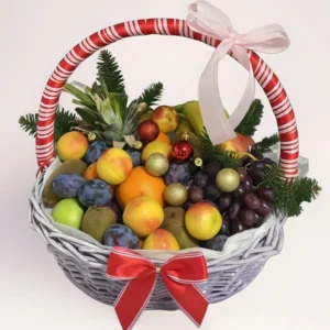 Новогодняя фруктовая корзина с хвоей и праздничным декором