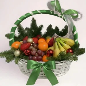 Фруктовая подарочная корзина с бананами, виноградом и мандаринами