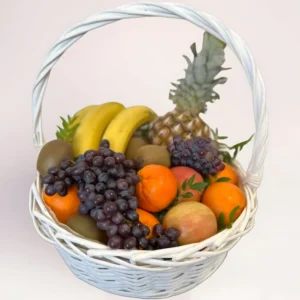 Фруктовая подарочная корзина с ананасом, виноградом и свежими фруктами с доставкой в Алматы