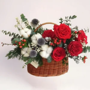Новогодняя цветочная корзина с красными розами и хлопком с доставкой в Алматы