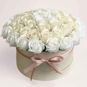 35 белых роз в коробке Алматы