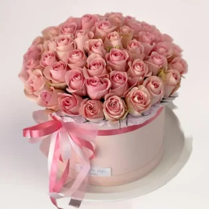 35 розовых роз в коробке