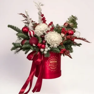 Новогодняя цветочная композиция в красной коробке с хвоей и декором с доставкой в Алматы