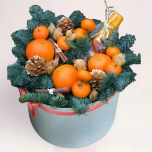 Новогодняя композиция в коробке с хвоей, мандаринами и праздничным декором с доставкой в Алматы