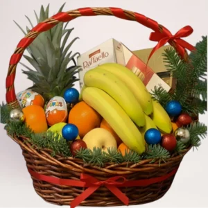 Подарочная фруктовая корзина с ананасом, бананами и праздничным декором с доставкой в Алматы