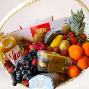 Подарочная фруктовая корзина с фруктами, ягодами и сладостями