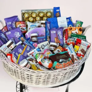 Большая подарочная сладкая корзина с шоколадом и сладостями