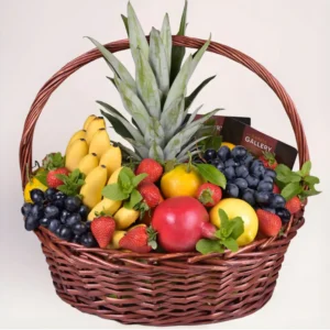 Подарочная фруктовая корзина со свежими фруктами и ягодами