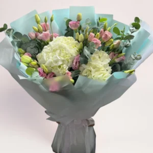 Элегантный букет с белой гортензией и эустомой — цветы Алматы с бесплатной доставкой