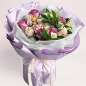 дизайнерский букет с розами и альстромерией в сиреневой упаковке, доставка цветов Алматы