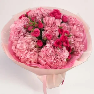 дизайнерский букет с розовой гортензией и кустовыми розами в розовой упаковке, Алматы