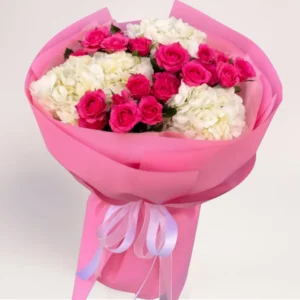 дизайнерский букет с белой гортензией и розовыми розами в розовой упаковке, Алматы