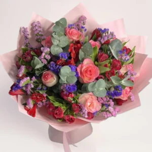 дизайнерский букет из красных роз с эвкалиптом в светлой упаковке, Алматы