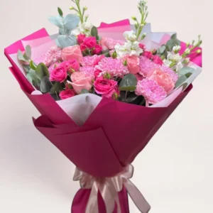 Дизайнерский букет в розовых оттенках с розами и хризантемами в стильной упаковке, Алматы