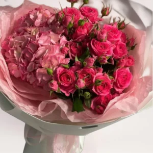 дизайнерский букет с розовой гортензией и кустовыми розами в розовой упаковке, Алматы