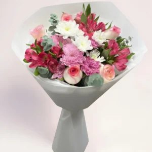 Купить цветы в Алматы с доставкой — яркий авторский букет с розами и хризантемами