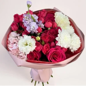 дизайнерский букет с розами, гортензией и хризантемами в розовой упаковке, Алматы