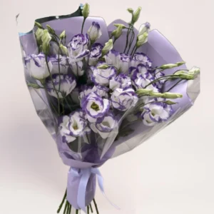 Букет из эустомы с сиреневой окантовкой