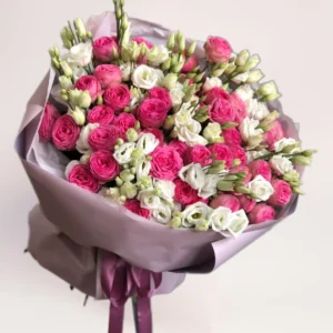 Нежный букет из эустомы и роз в розово-белых оттенках