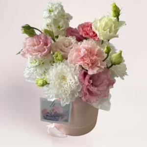 Цветы в коробке с эустомой и гвоздиками