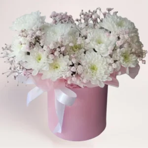 Цветы в коробке с хризантемами и гипсофилой