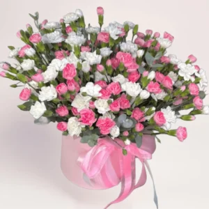 Цветы в коробке с кустовыми гвоздиками