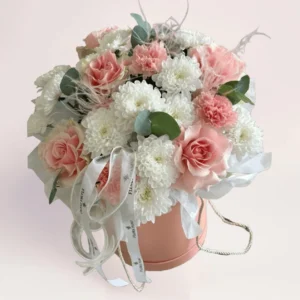 Цветы в коробке с розами и хризантемами