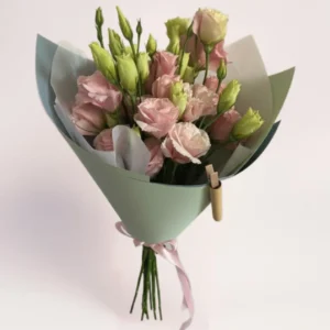 Букет из розовой эустомы