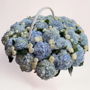 корзина с голубой гортензией и белыми розами