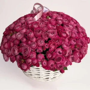 корзина с малиновыми кустовыми розами