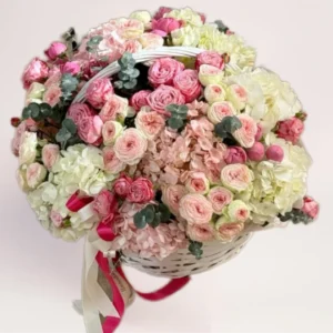 корзина с пастельными розами и гортензией