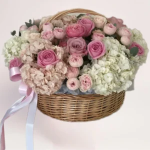 корзина с розовыми розами и гортензией