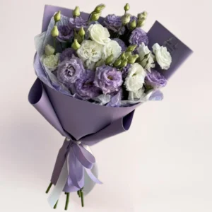 Букет из сиреневой и белой эустомы в упаковке