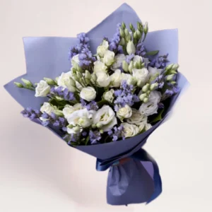 Букет белых эустом и сиреневой статицы в лавандовой упаковке — купить в Алматы