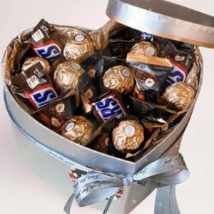 сладкий набор с snickers и ferrero rocher в коробке