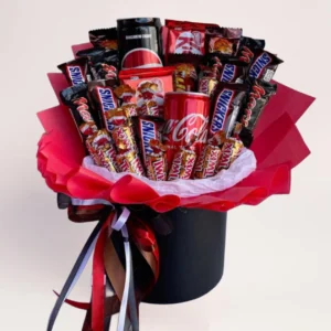 сладкий набор с snickers twix kitkat и cola