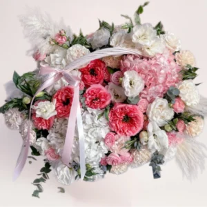 цветы в корзине с розами и гортензией